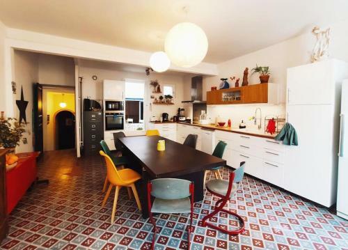 Grande Maison De Vill(age)e Avec Jardin Cach�
