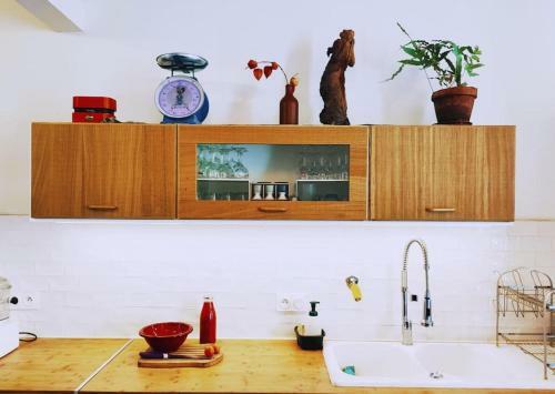 Grande Maison De Vill(age)e Avec Jardin Cach�