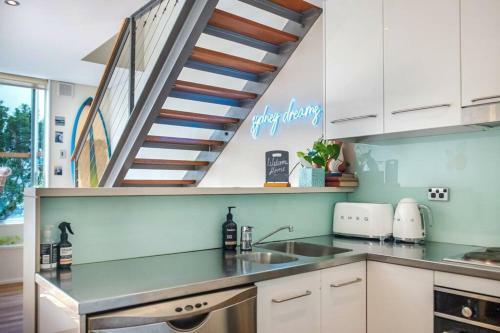 Apartamento Sun-filled Loft With Balcony 1 Street From Beach