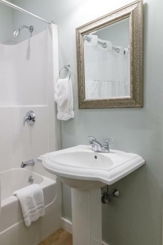 Hotel Admiral's Inn Resort