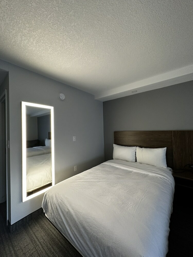 Chateau Regina Hotel And Suites
