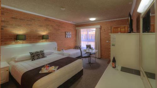 Cousins Motor Inn