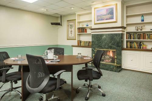 Hotel Ramada Inn And Conference Center
