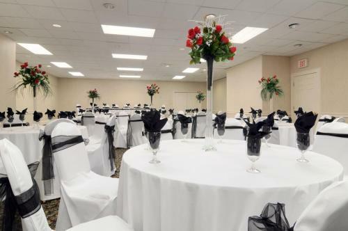 Hotel Ramada Inn And Conference Center