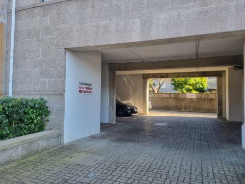 Lovely 2 Bedroom Apartment With Private Parking