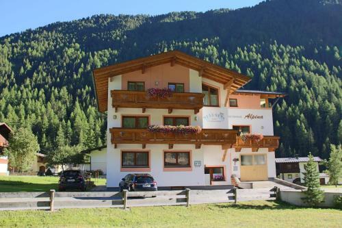Bed & Breakfast Landhaus Sch�pf & Haus Alpina