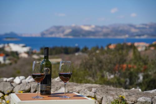 Gustav - Sea View Apartment With Balcony