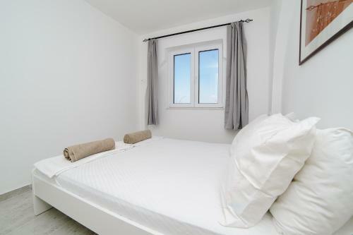 Gustav - Sea View Apartment With Balcony