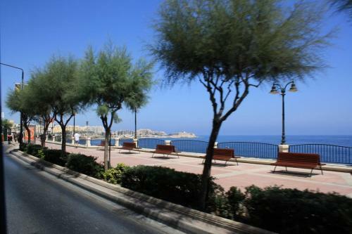 Modern 2 Bedroom Apartment In St Julians