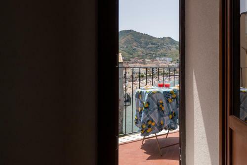 Casa Sul Mare E Sul Lavatoio Medievale A Cefal�