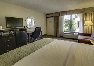 Hotel Clarion Inn & Suites Conference Center