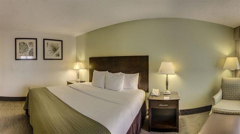 Hotel Clarion Inn & Suites Conference Center