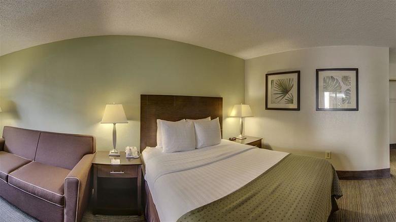 Hotel Clarion Inn & Suites Conference Center