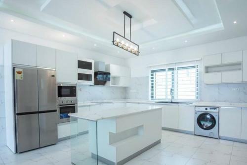 A Prampram 4 Bed Room House With Swimming Pool Gh.