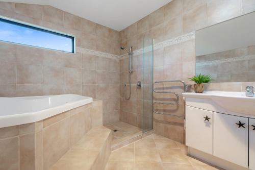Papamoa Coastal Retreat - Papamoa Holiday Home