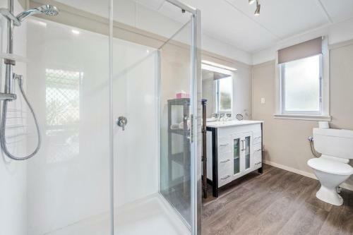 Kiwi Beach Bach - Paraparaumu Beach Holiday Home