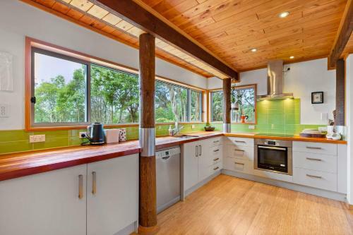 Tui Song Lodge - Raglan Holiday Home
