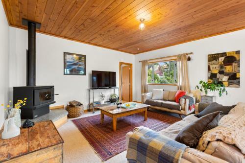 Tui Song Lodge - Raglan Holiday Home