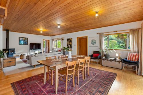 Tui Song Lodge - Raglan Holiday Home