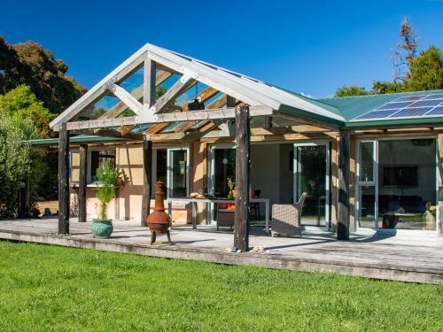 Golden Paradise - Rangihaeata Holiday Home