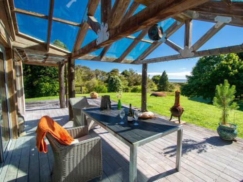 Golden Paradise - Rangihaeata Holiday Home
