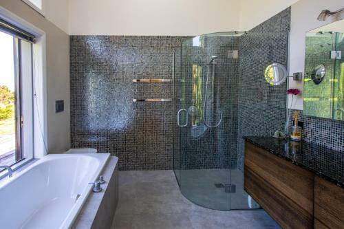 Golden Paradise - Rangihaeata Holiday Home