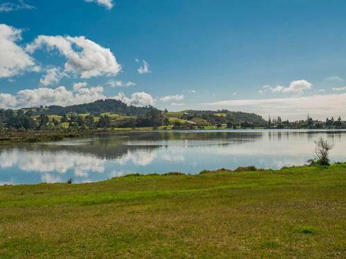 Sunny Days Retreat - Tairua Holiday Home