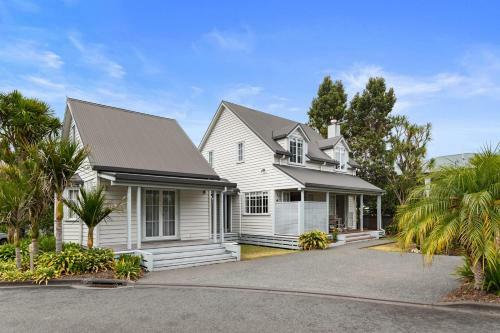 Jandal House - Russell Holiday Home