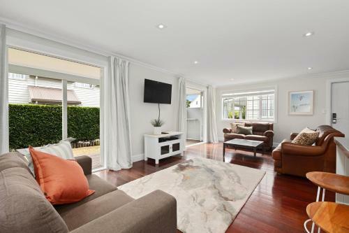Jandal House - Russell Holiday Home
