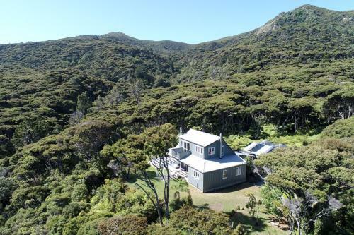 Frosty's Retreat - Great Barrier Island Holiday Home