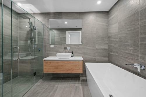 Winona Of Wanaka - Luxury Lakefront Apartment