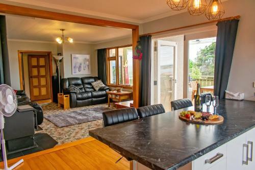 Chime Cottage - Riverton Holiday Home