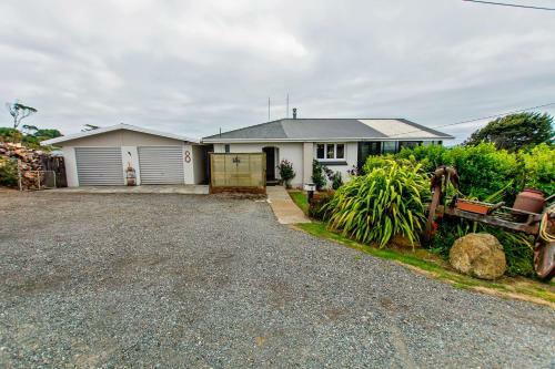 Chime Cottage - Riverton Holiday Home
