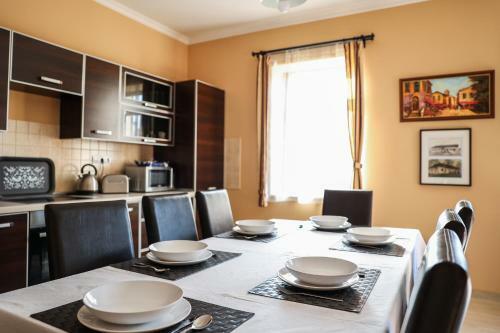 Hostal Szarvas Apartman - Jakuzzis Vend�gh�z M�ny