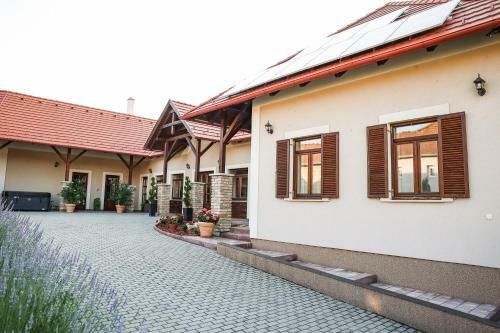 Hostal Szarvas Apartman - Jakuzzis Vend�gh�z M�ny