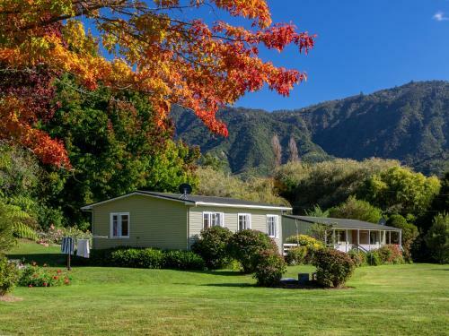 Kauri Cottage - Marahau Holiday Home