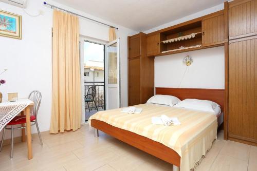 Apartments With A Parking Space Makarska - 16450