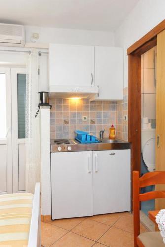 Apartments With A Parking Space Makarska - 16450