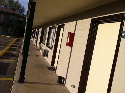 Motel Passport Inn & Suites