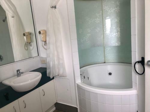 Apartment In 4* Resort - Pool Views - Great Location