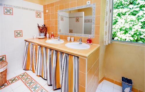 Four-bedroom Holiday Home In Uzes