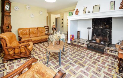 Four-bedroom Holiday Home In Uzes