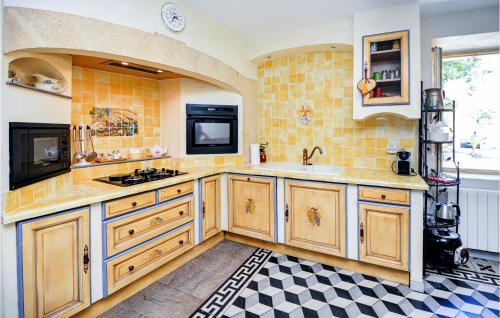 Four-bedroom Holiday Home In Uzes