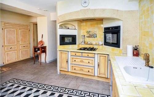 Four-bedroom Holiday Home In Uzes