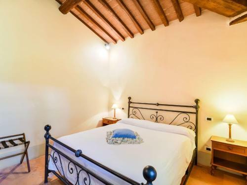Villa With Private Pool, 3 Km From Cortona, 3 Apartments