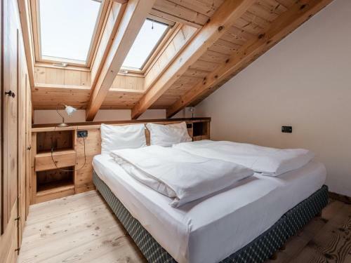 Hilltop Apartment In Commezzadura With Garden