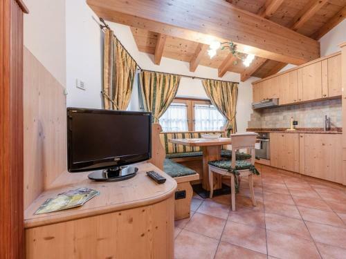 Charming Apartment In Commezzadura With Garden