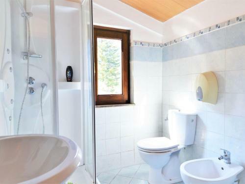 Pleasant Holiday Home In Gallicano With Garden
