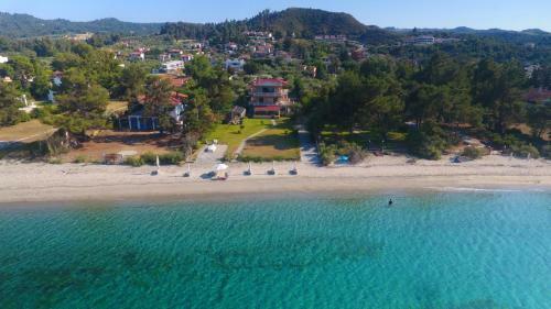 Villa Argo 3 - Beachfront, Big Gardens, Location!