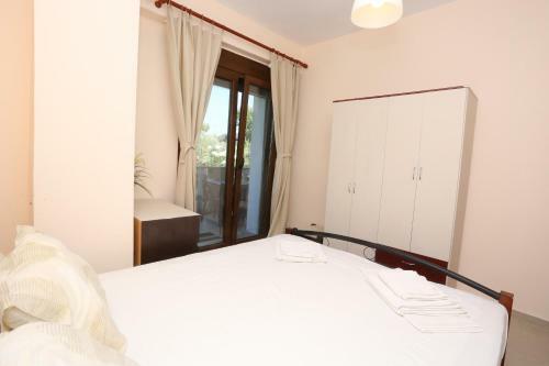Villa Argo 2 - Beachfront, Big Gardens, Location!